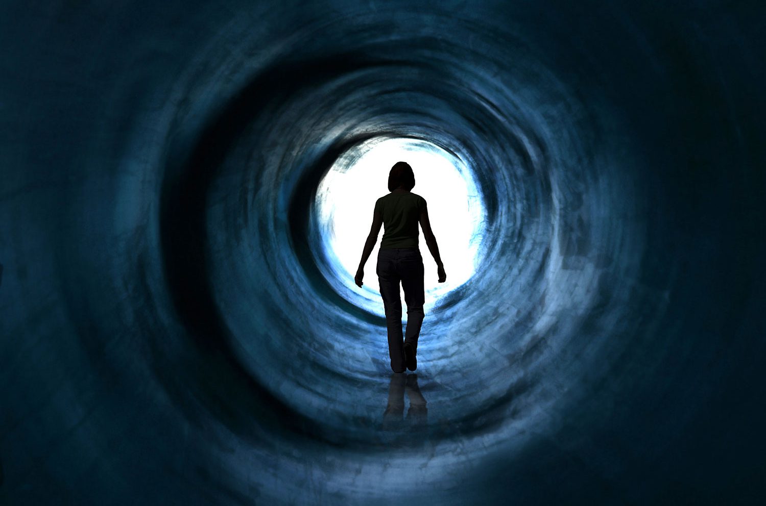 تصاویر یک شخص در یک تونل تاریک که نمادی از ناامیدی در زندگی است که به تصویر کشیده شده است